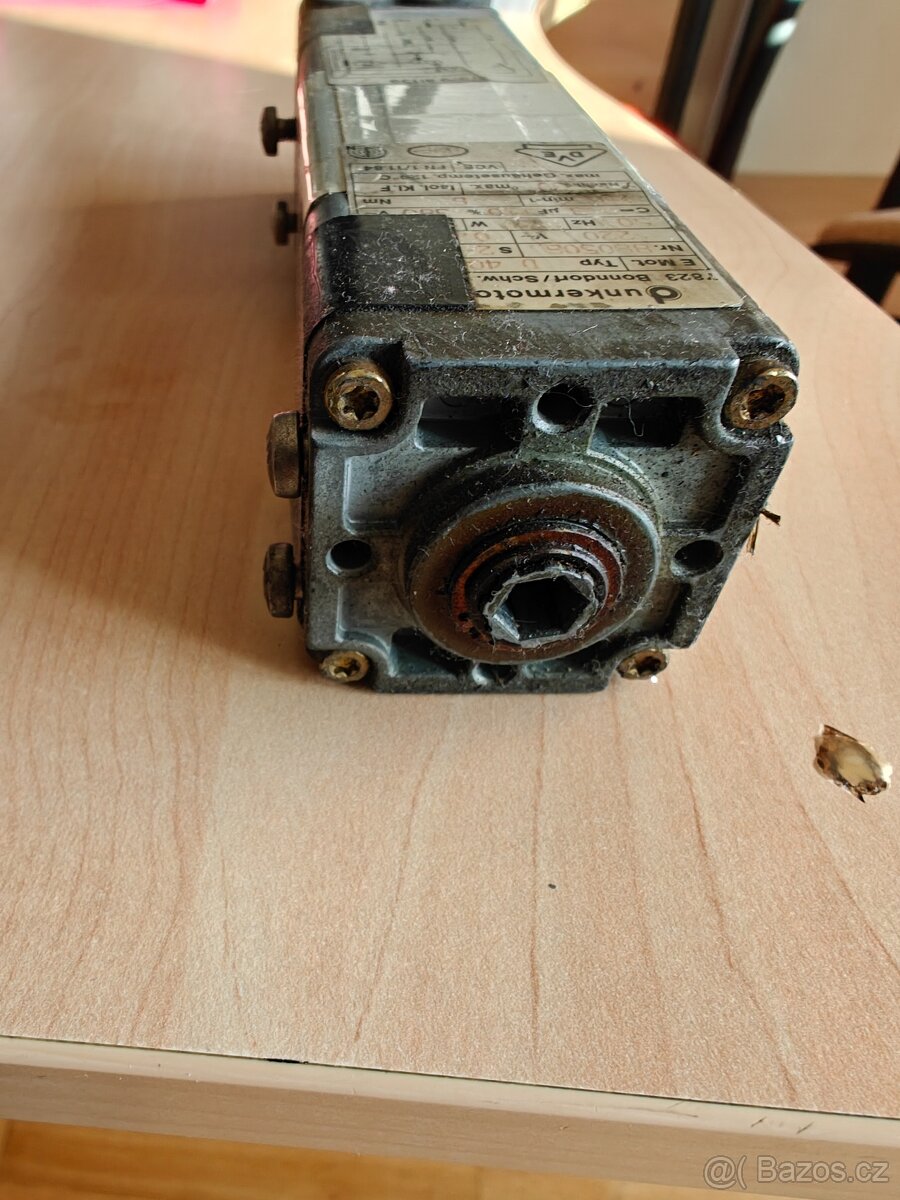 Motor s převodovkou 77W - 3
