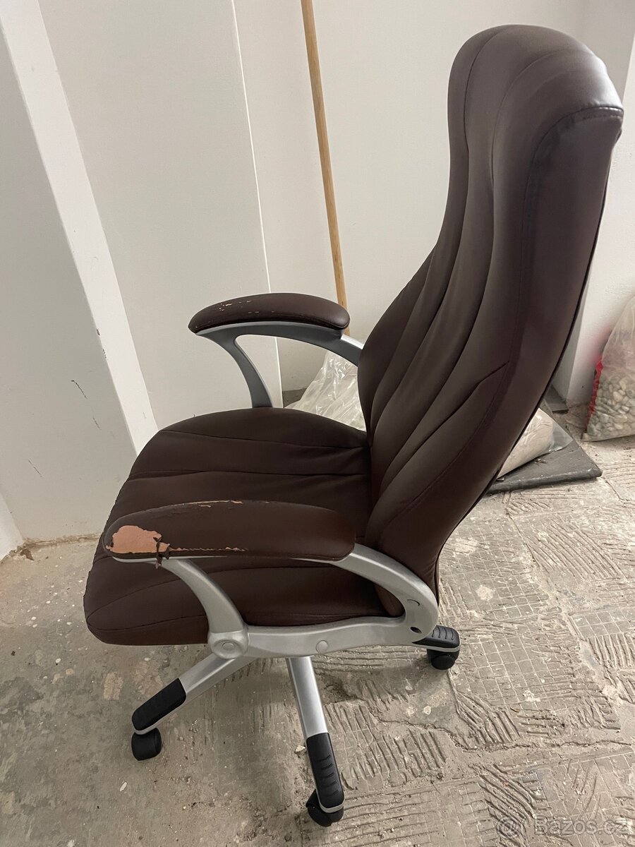 Hnědé kancelářské křeslo - 3