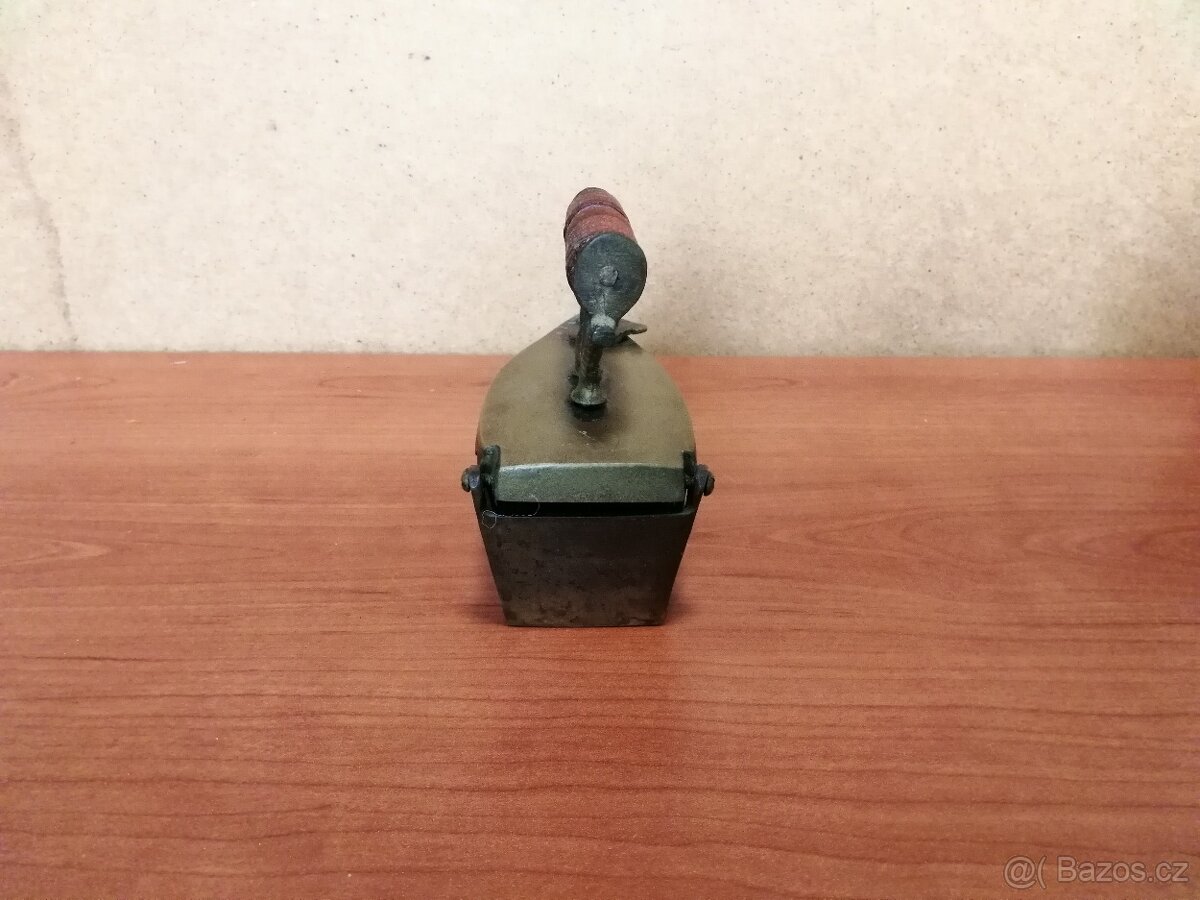 PRODÁM MALOU DEKORATIVNÍ BRONZOVOU ŽEHLIČKU NA DŘEVĚNÉ UHLÍ - 3