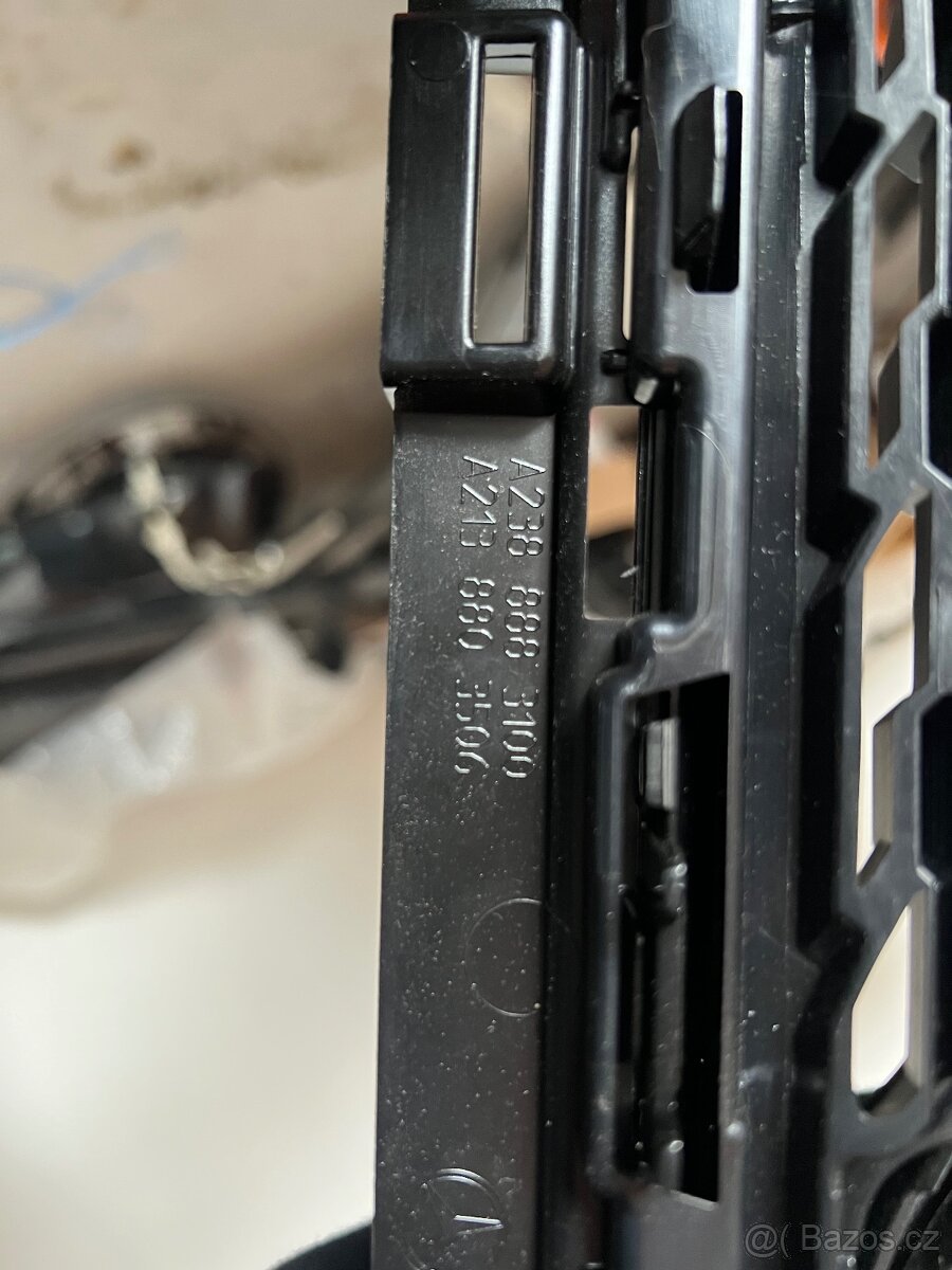 MERCEDES PŘEDNÍ MASKA - 3