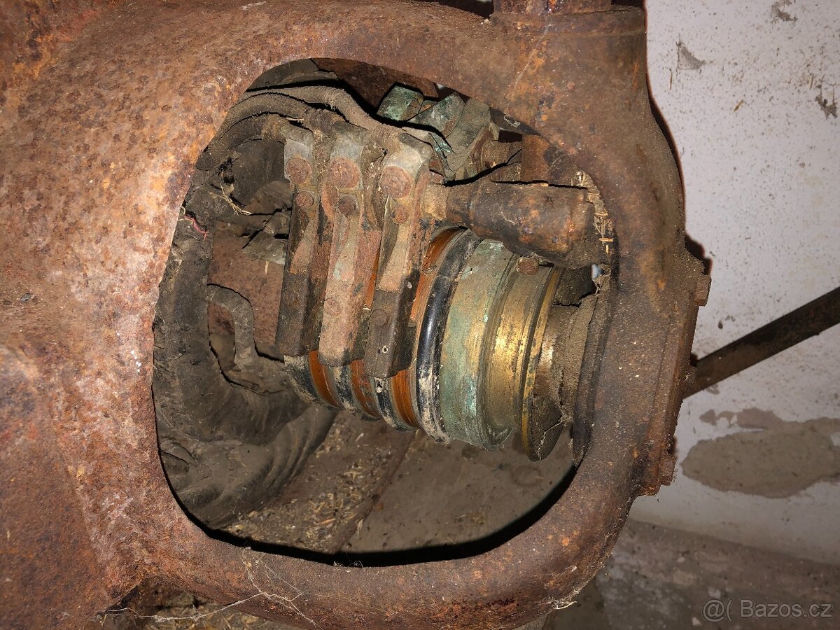 Historický velký kartáčový motor. - 3