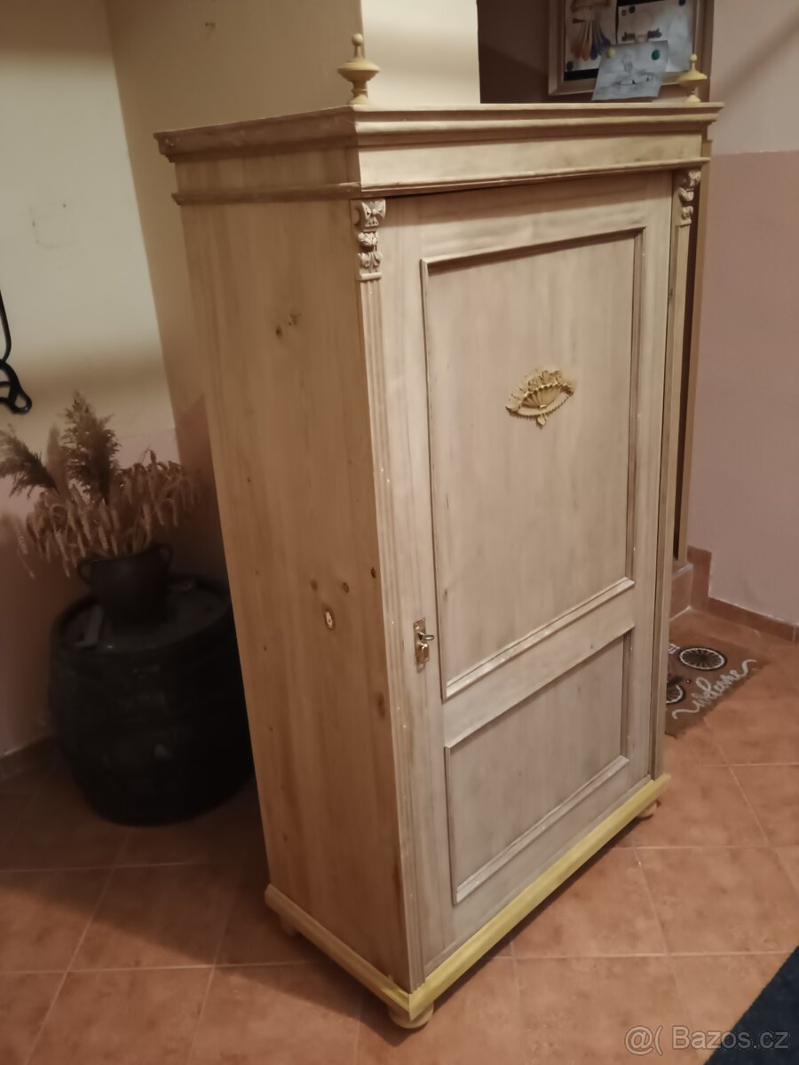 stará šatní jednodvéřka - 3