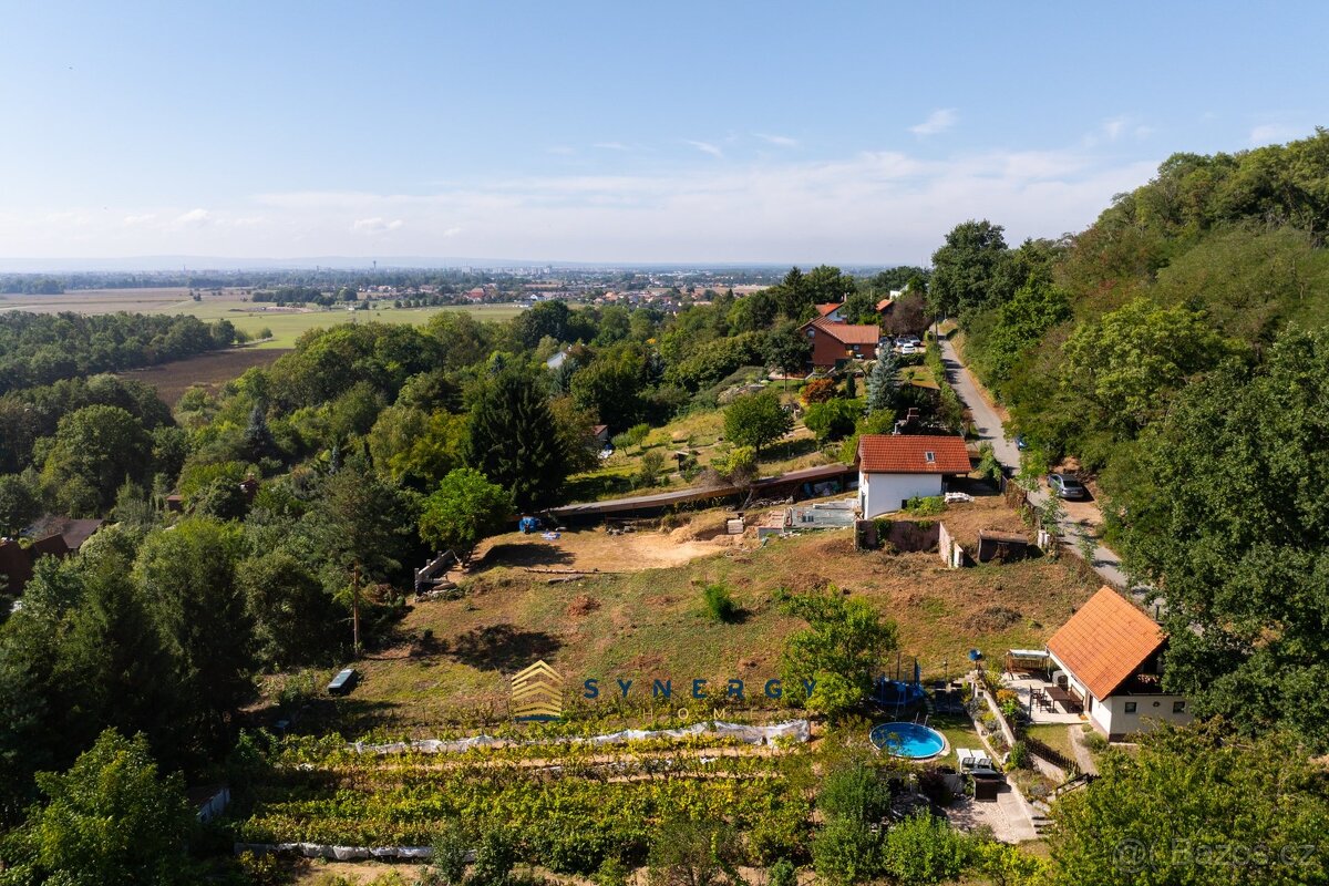 Prodej pozemku pod Kunětickou horou 1128m2, ev.č. 00037 - 3