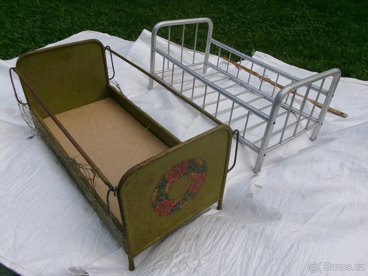 prodám hračku -plechová postýlka pro panenku - stahovací kov - 3