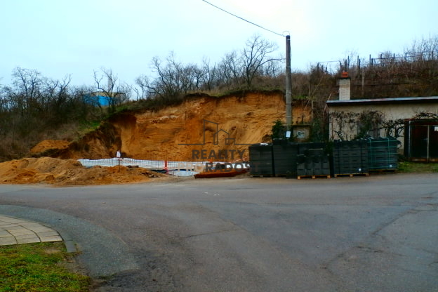 Prodej stavebního pozemku 344m2 se stav.pov. v Hodonicích, n - 3