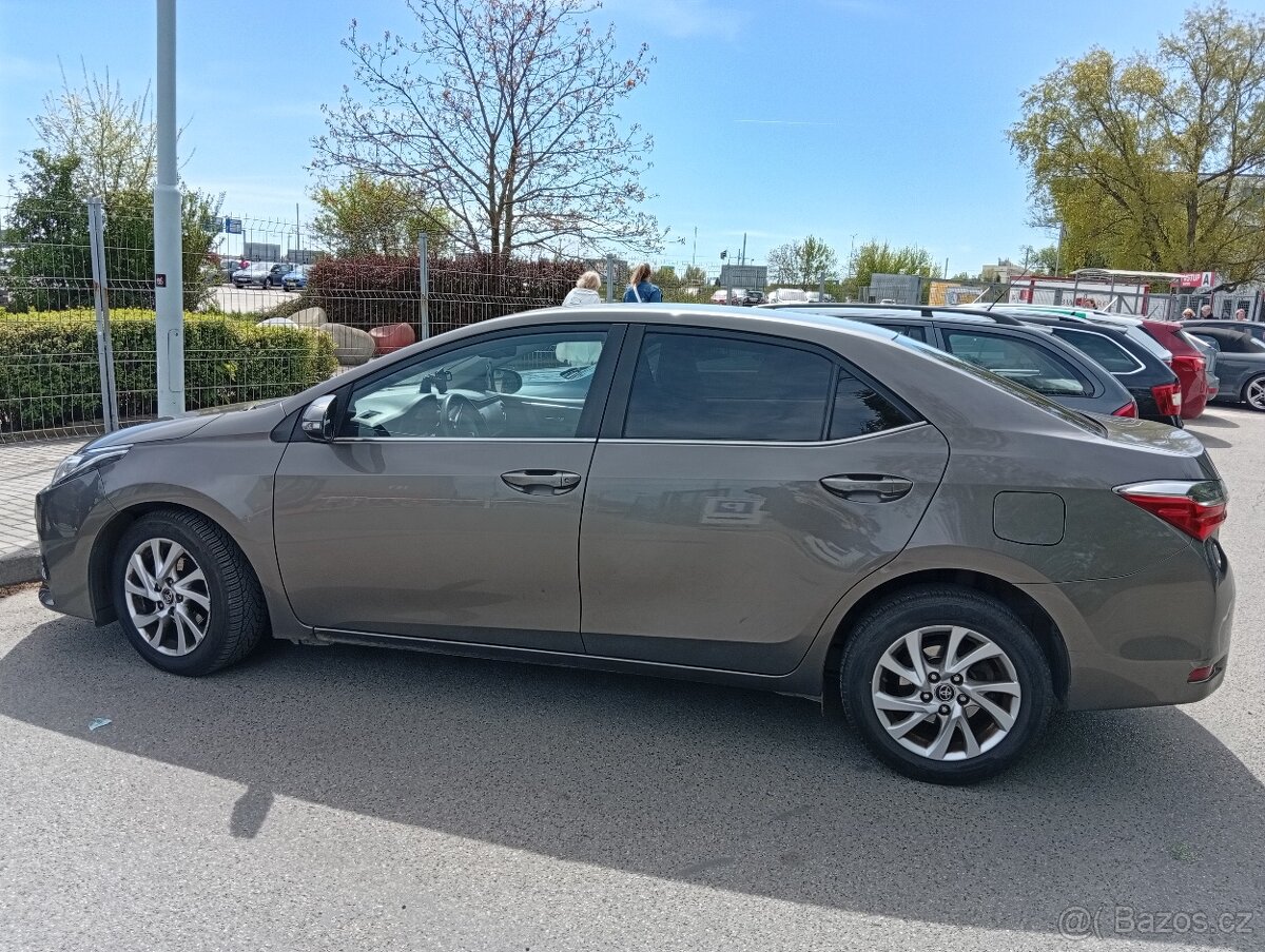 Toyota Corolla sedan - 3