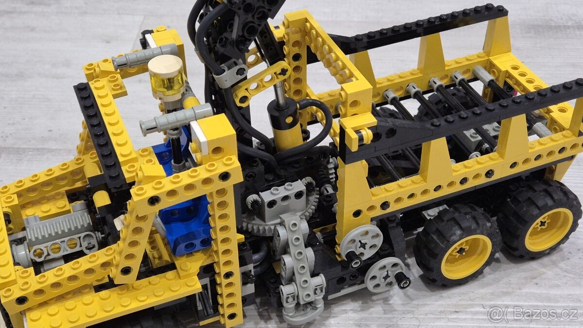 LEGO 8460 Technic Pneumatic Crane Truck - model B - 3