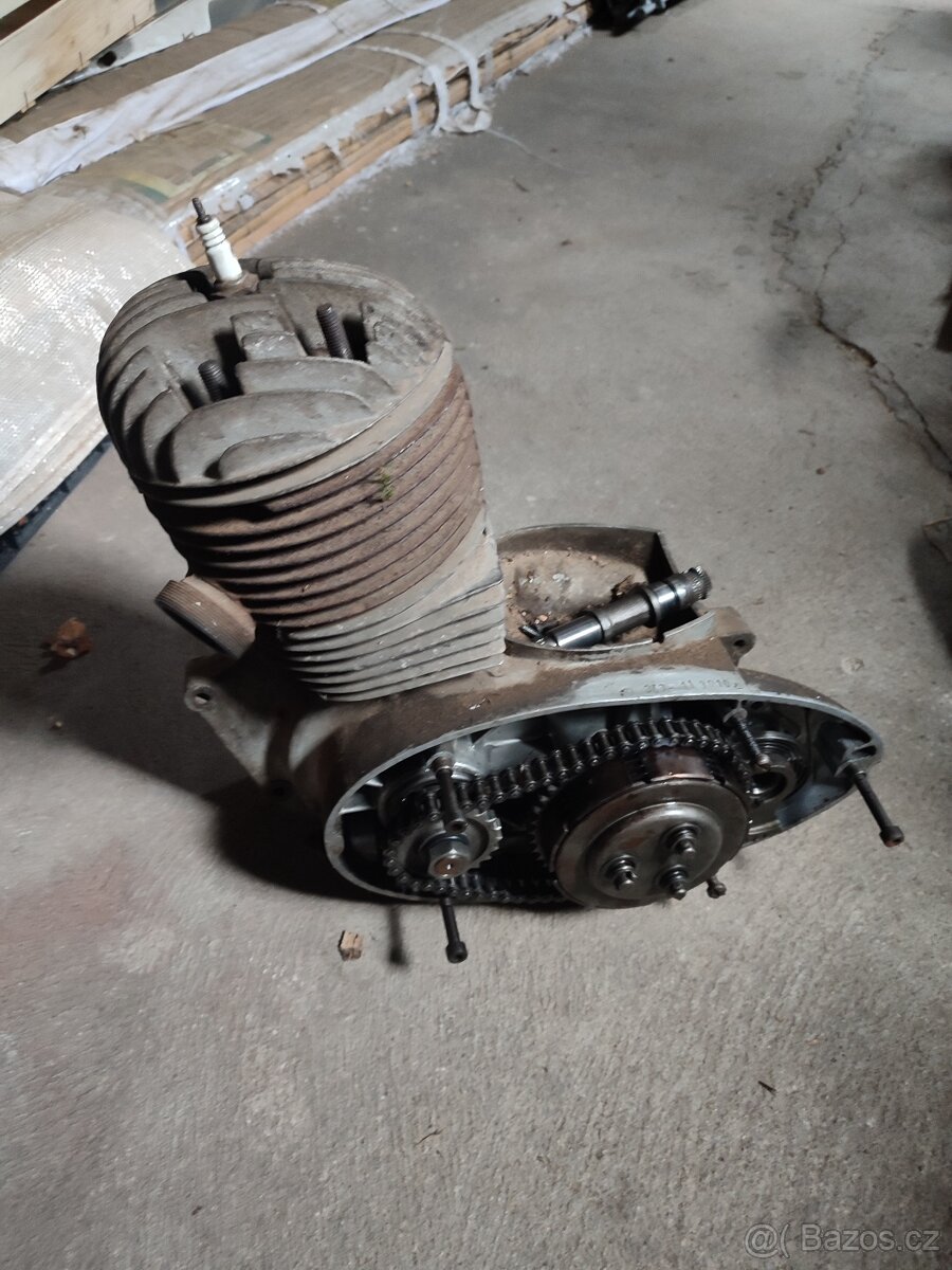 Motor Jawa 250 kývačka. - 3