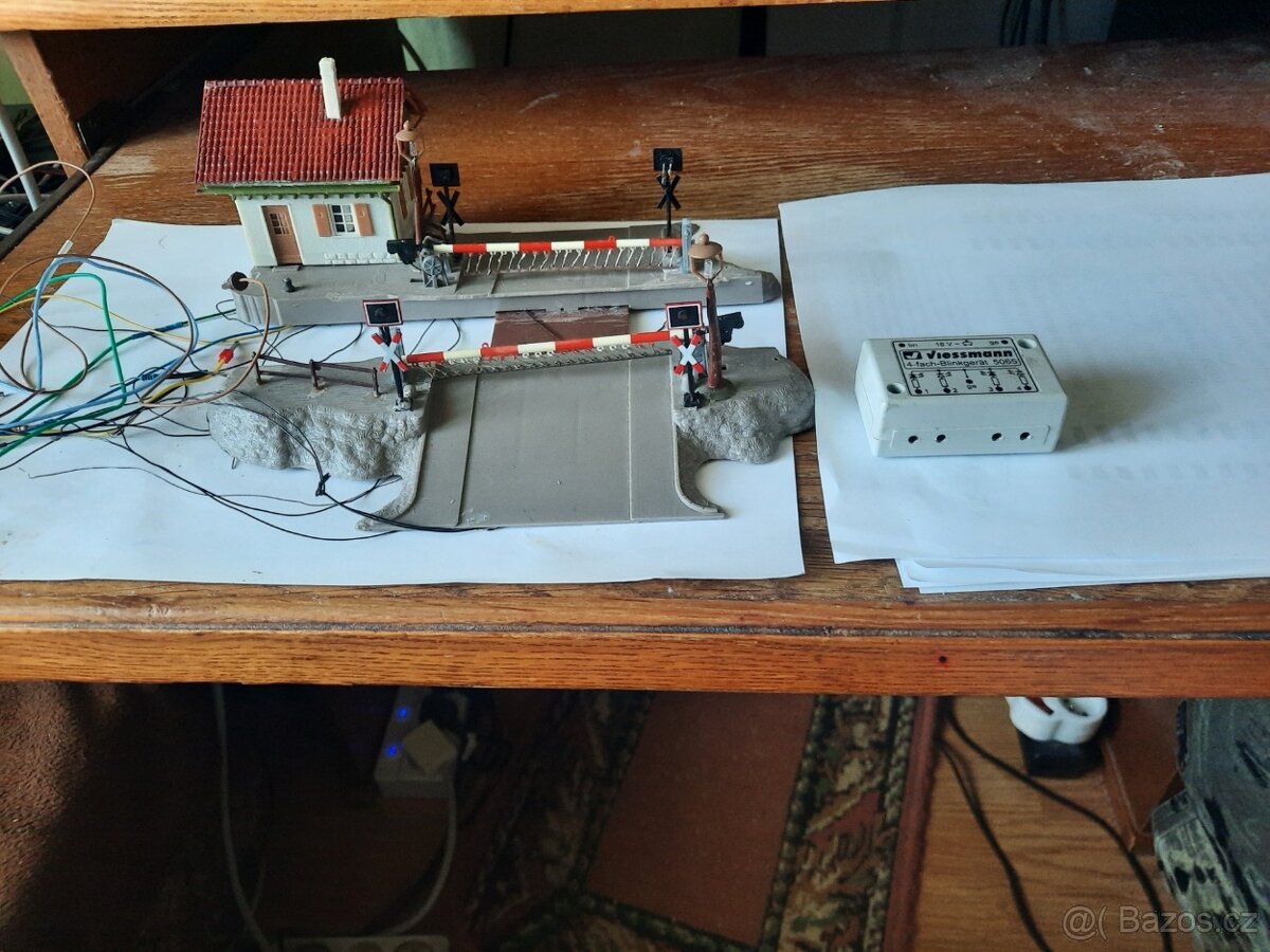 železniční přejezd se závorami - 3