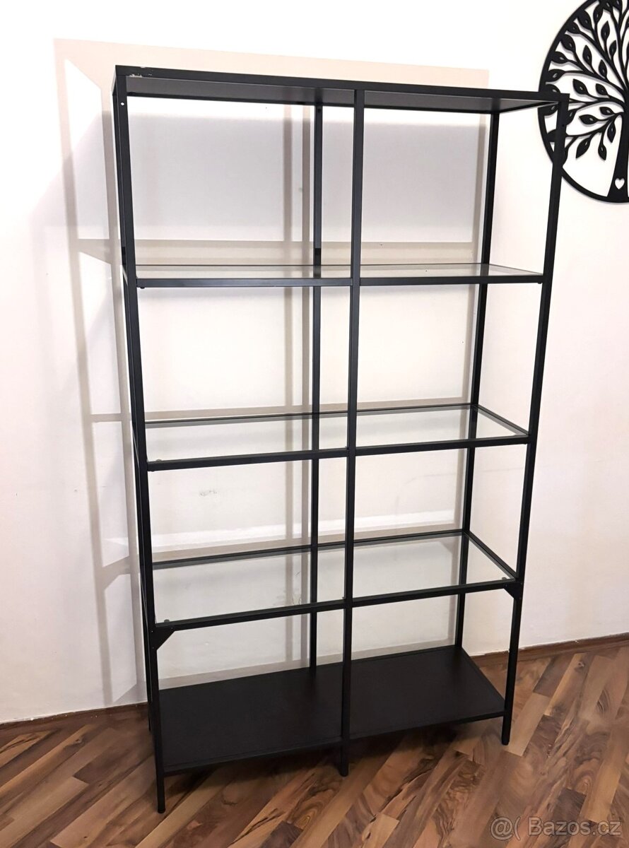 IKEA VITTSJÖ – stylový kovový regál se skleněnými policemi - 3