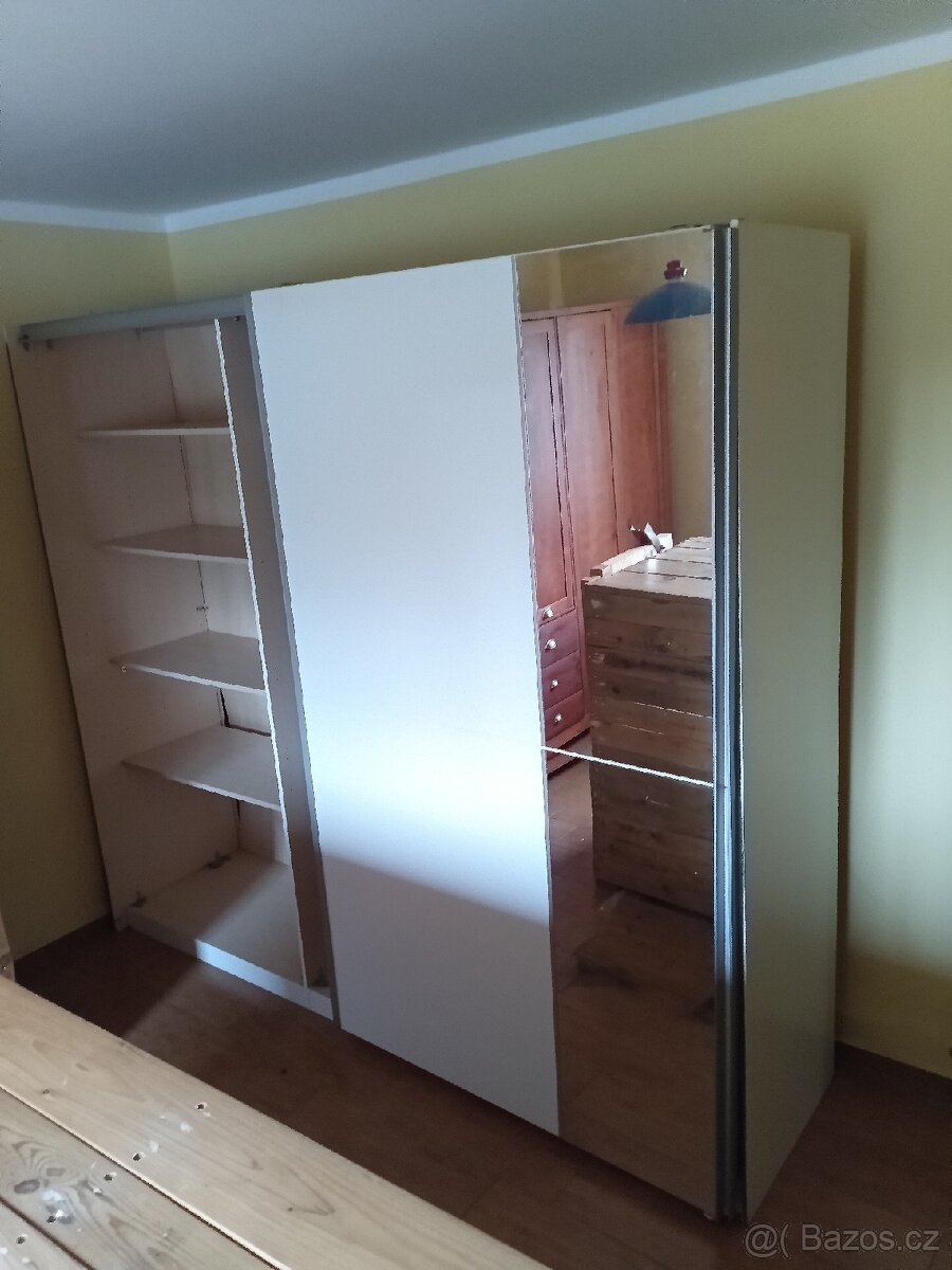 Velká skříň se zrcadlem. - 3
