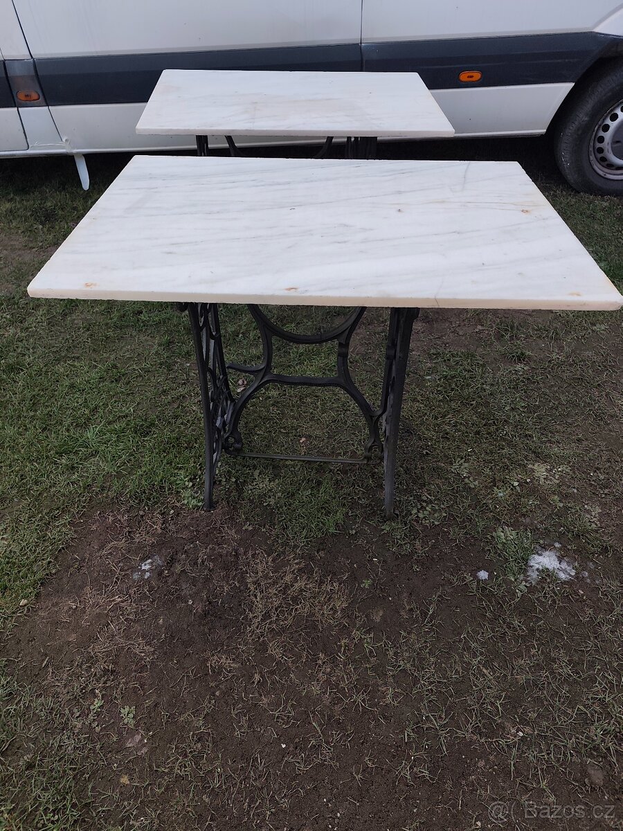 Venkovní stoly s mramorem a dětský ponk - 3