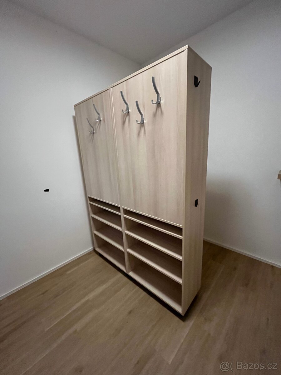 Skříň s botníky - 3