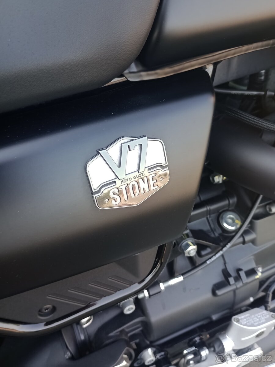 Moto Guzzi V7 Stone - 3