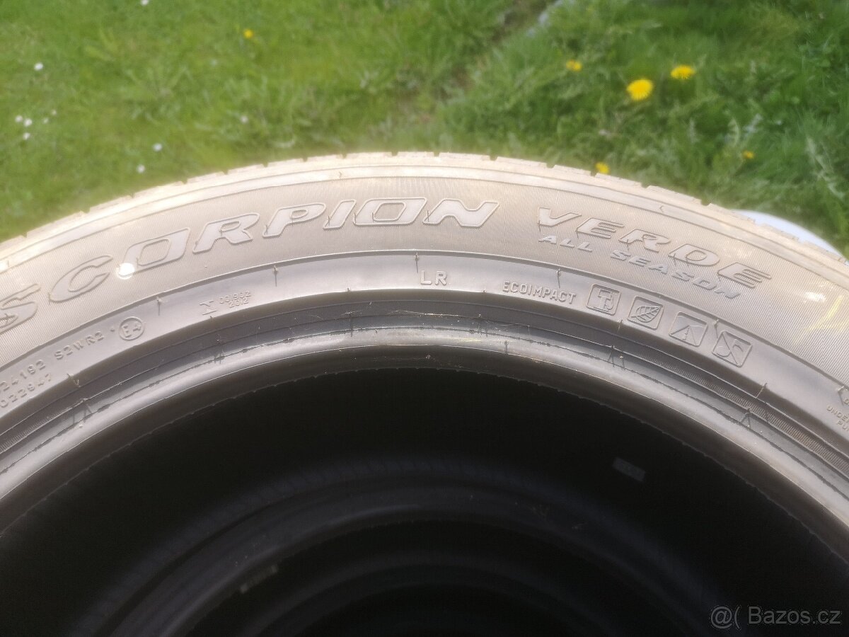 Range Rover Sport celoroční 235/65/19.