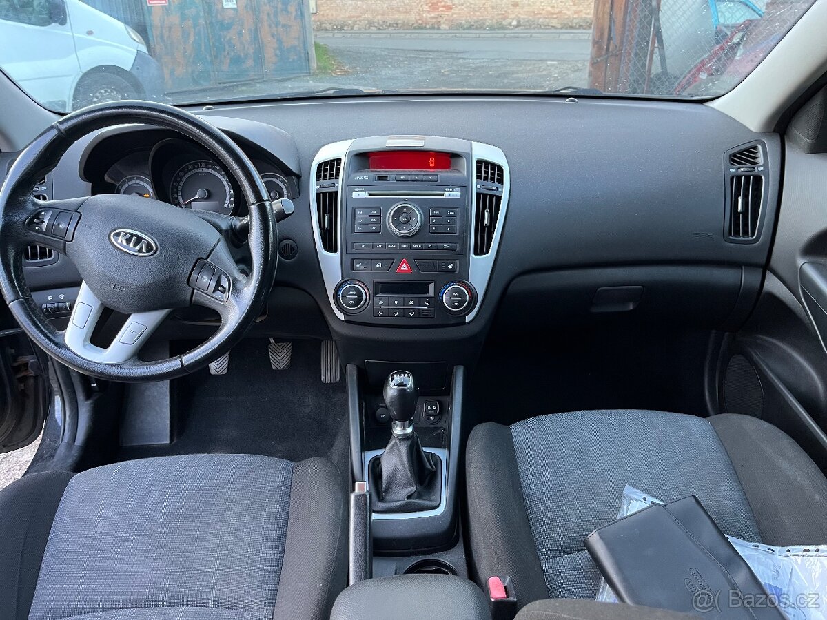 Kia Ceed dveře blatník pravý volant loketní opěrka 2011 DÍLY - 3