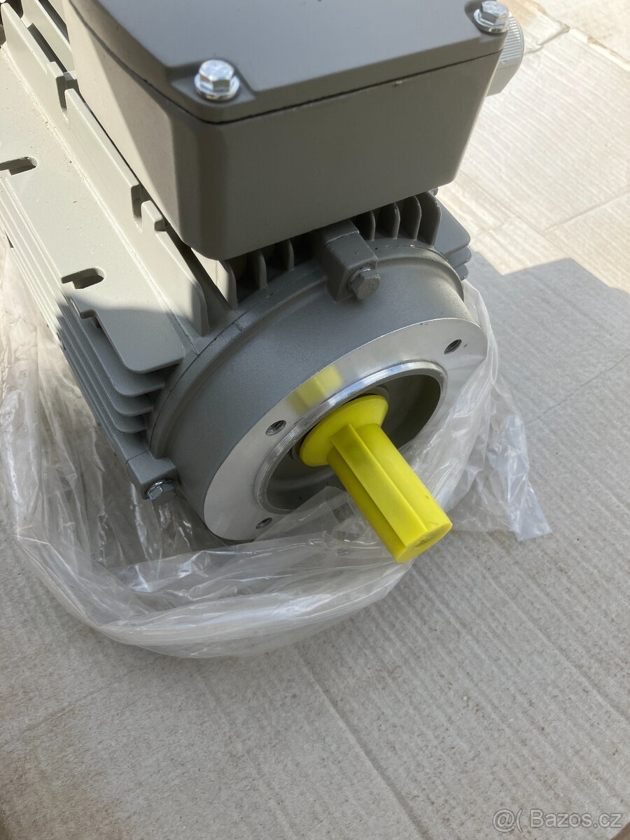Elektromotor 2,2kw / 2890ot nový - 3