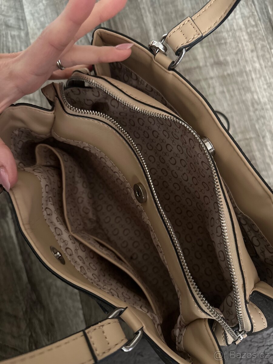 Guess monogram kabelka – ikonická béžovo-hnědá kombinace - 3
