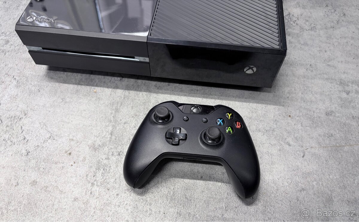 - Xbox One Microsoft model 1540 500GB s krabicí - - 3