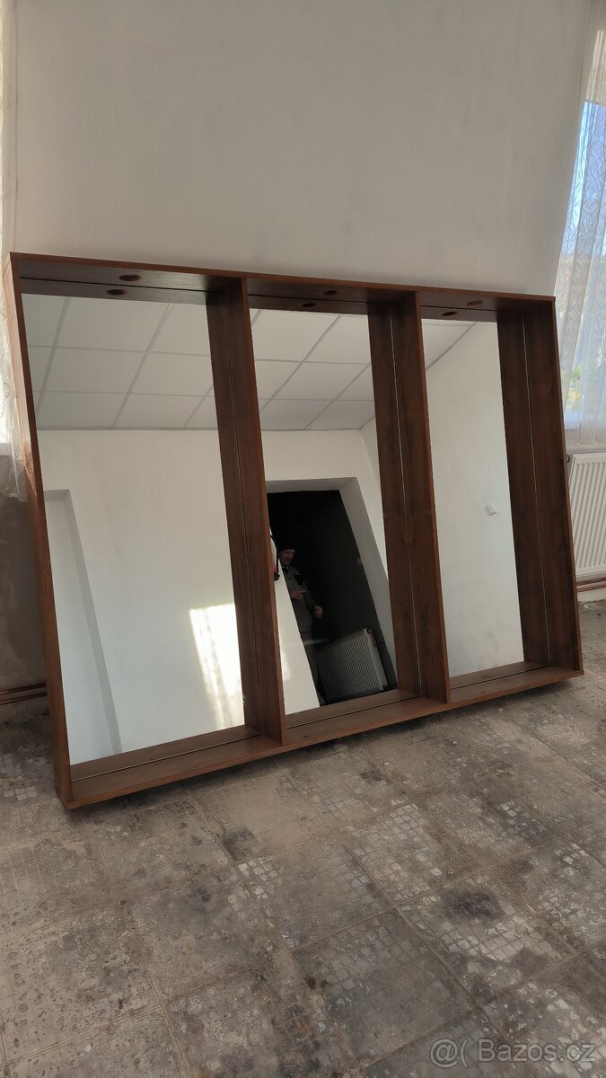 Zrcadlová stěna, zrcadla. - 3