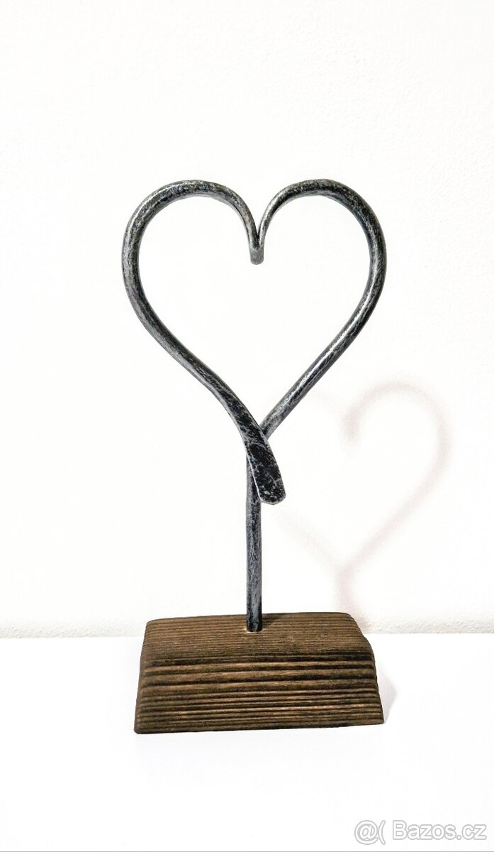 Kované srdce na dřevěném podstavci, srdce na špalku - 3