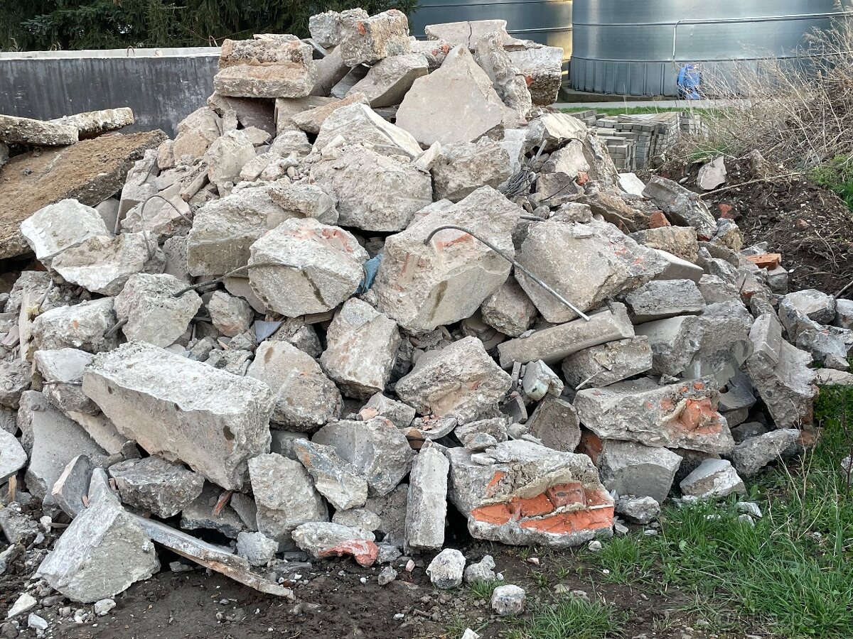 Suť betonová, cihelná , žlutozem a ornice - 3