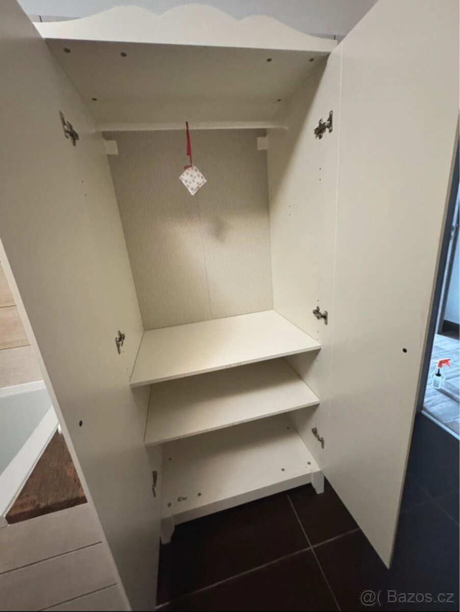 Bílá skříň značky IKEA - 3