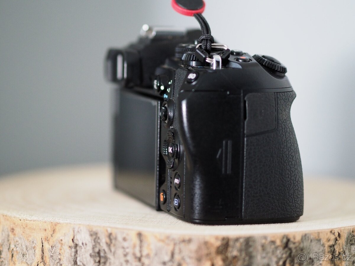 Olympus OM-D E-M1 mark III + bateriový grip - 3