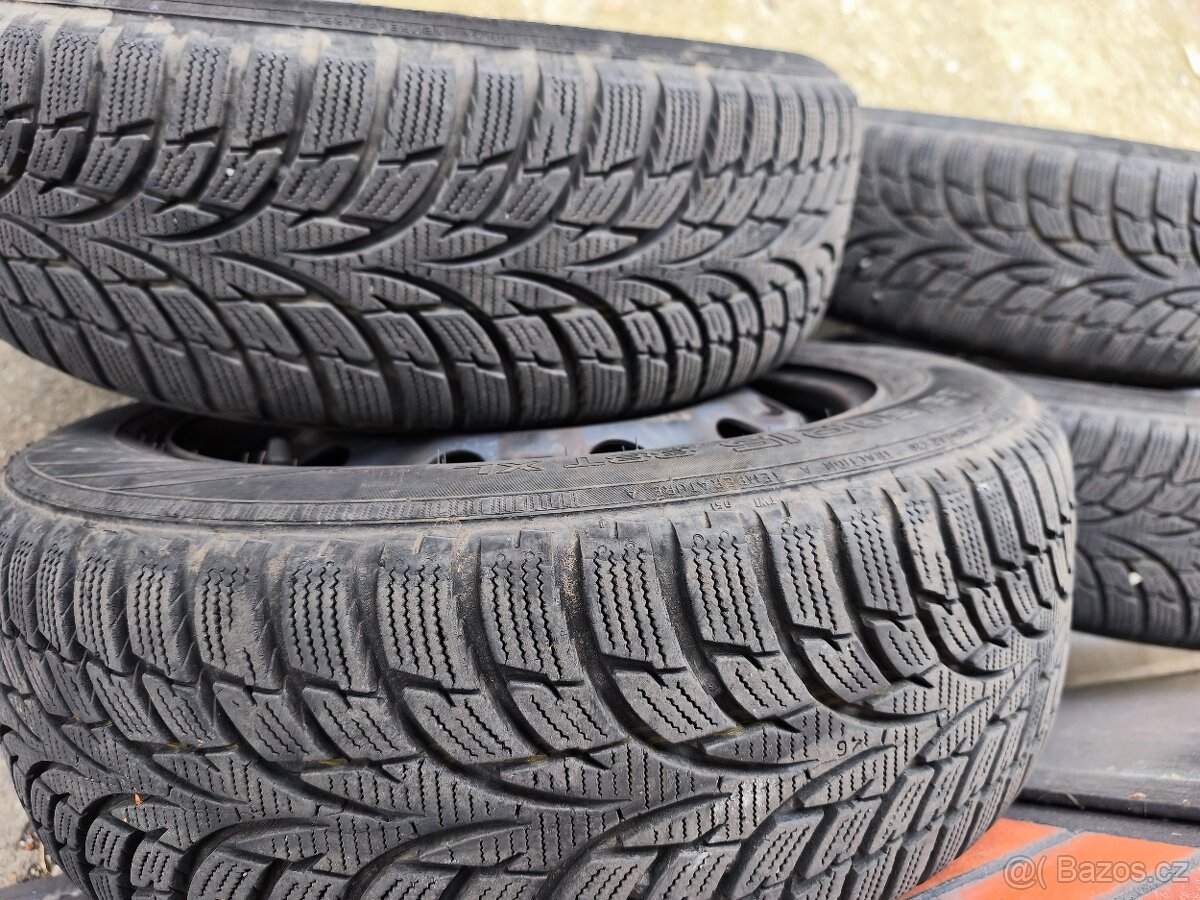 Prodám zimní gumy Nokian s plechovými disky - 3