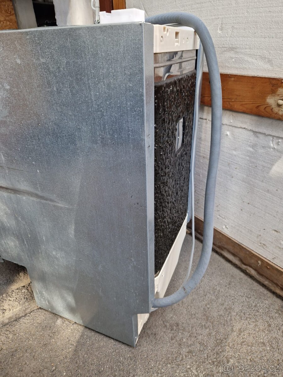 Myčka nádobí uzká vestavná - 3