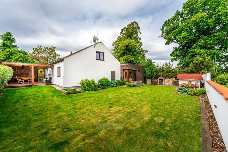 Prodej jedinečného, prostorného RD s větší rovinatou zahrado - 3