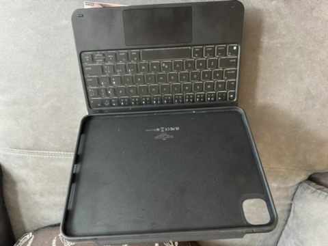 ESR Rebound Magnetic Keyboard Case 360 - 3