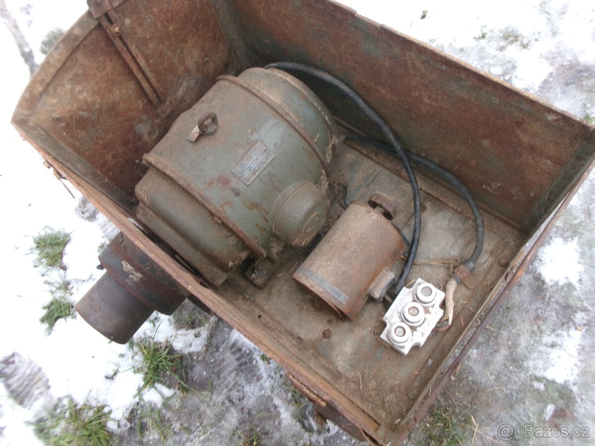 Prodám elektromotor zn.Škoda, namontován ve skříni, na 4-kol - 3