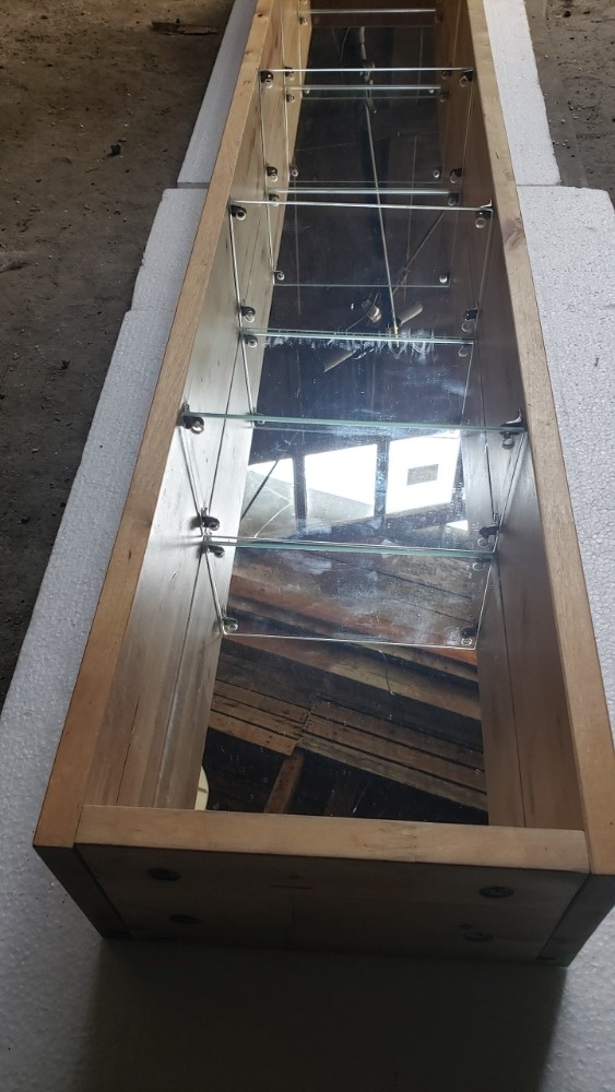 Uzka vysoka skrinka se zrcadlem a policemi - 3