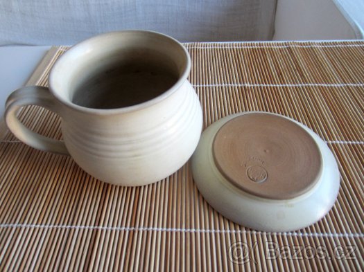 Keramicky bily hrnecek s podsalkem - 3