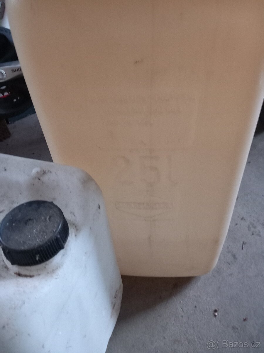 různé plastové kanystry - 3