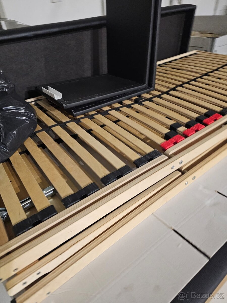 Koženková postel 200×200 s roštem a matracemi - 3