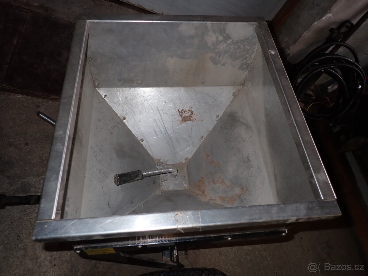 Rozmetadlo, posypový vozík VARES - 3