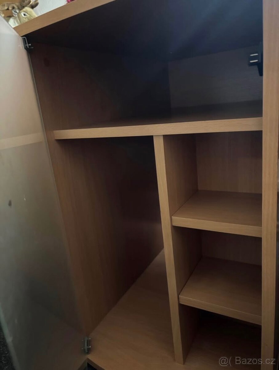 Prostorný psací stůl - 3