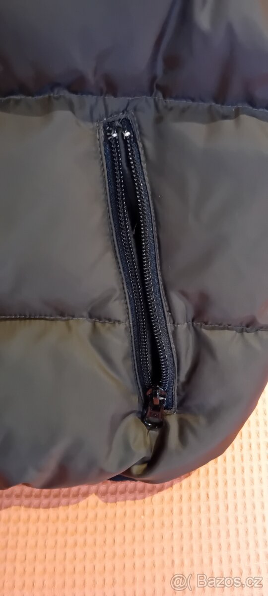 Zánovní chlapecká prošívaná vesta zn.Benetton vel .120 - 3