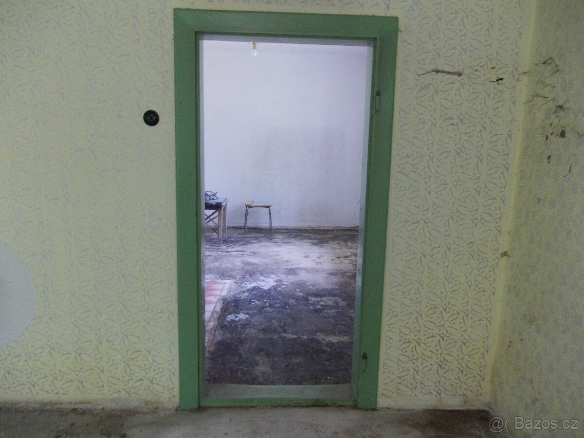 Dveře dřevěné, výplňové, 2/3 sklo, pravé včetně zárubně. - 3