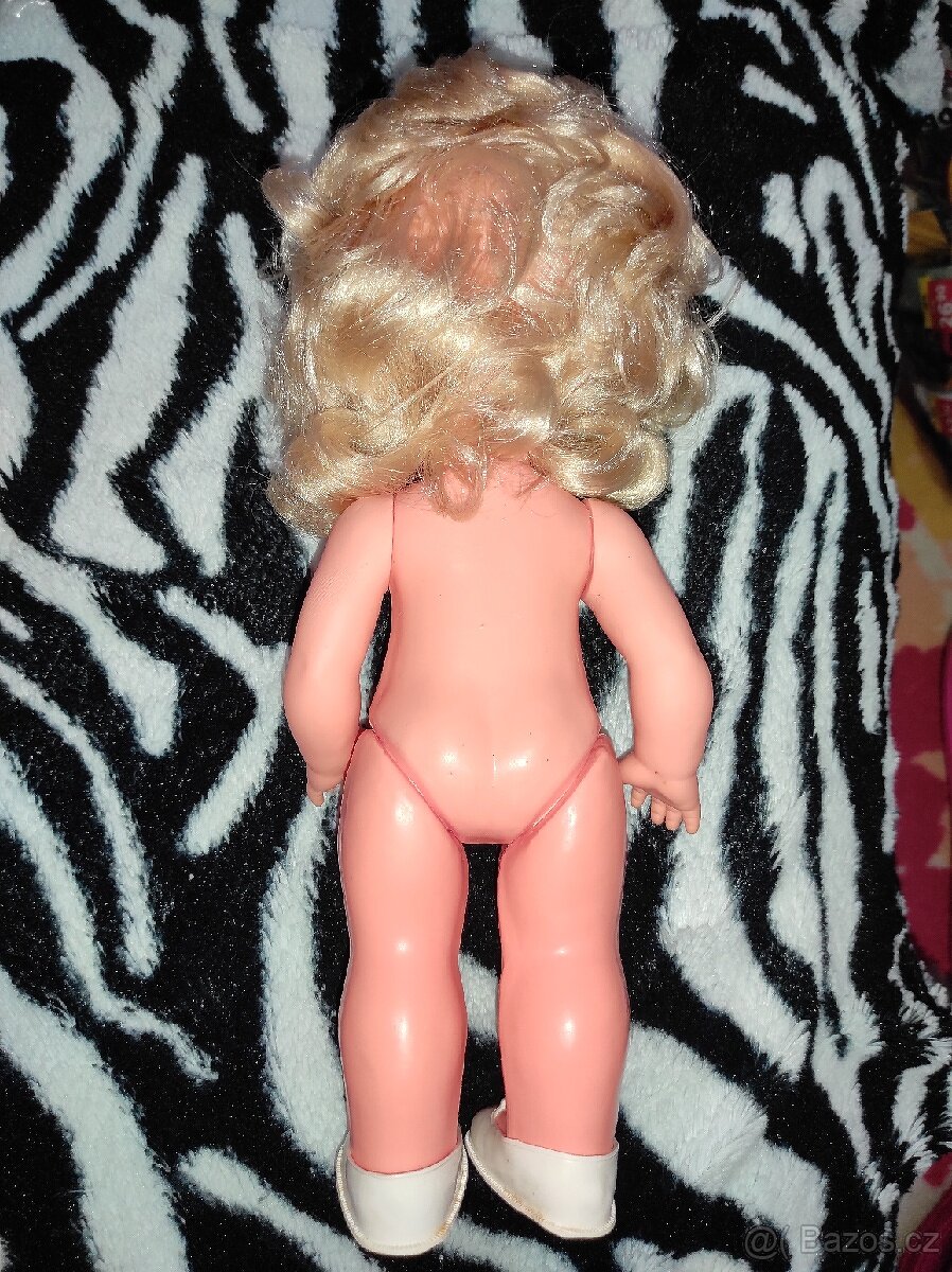 Stará retro mrkací panenka
- 3