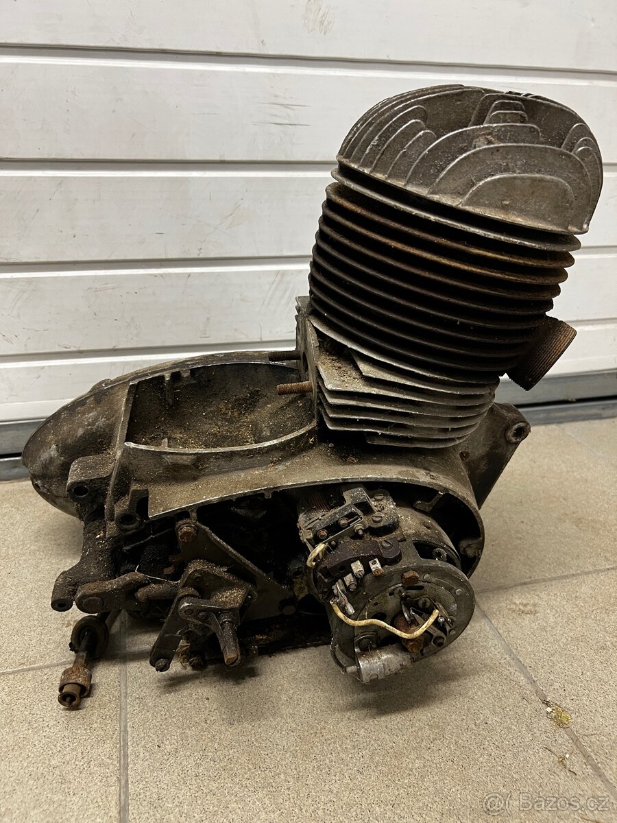 Motor Jawa 250 kývačka - 3