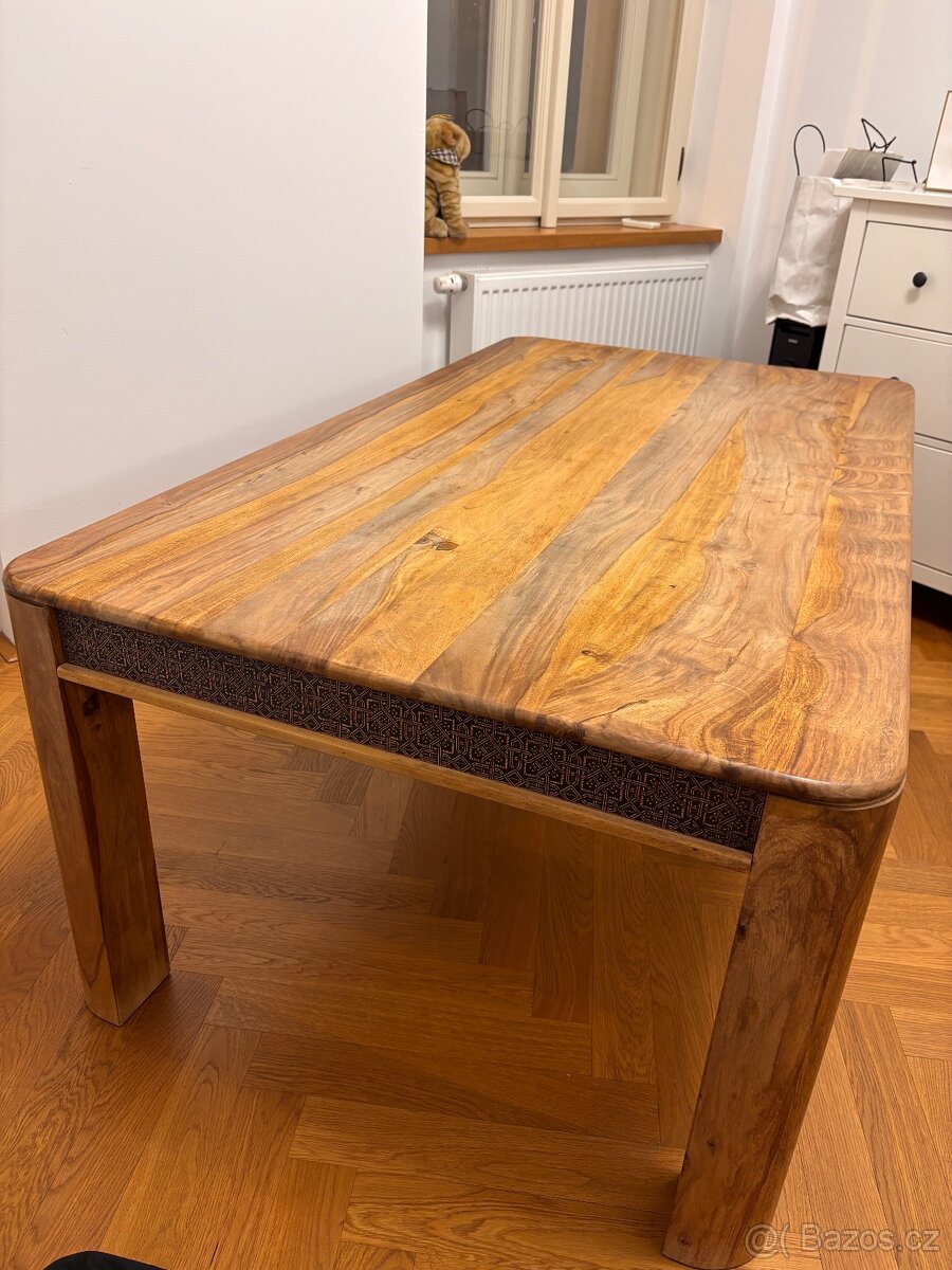 Dřevěný stůl s ozdobným lemováním - 3