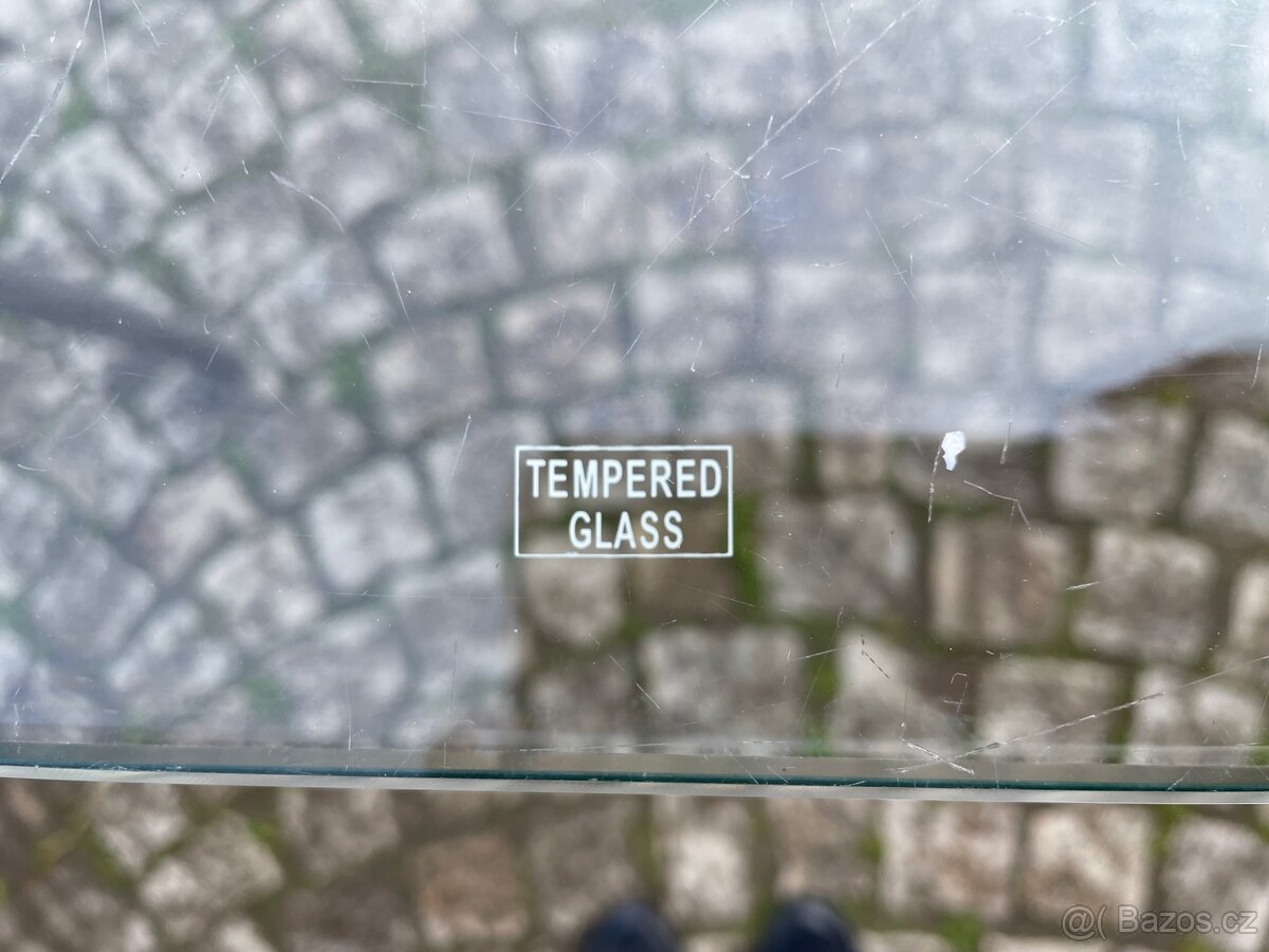 Skleněný stůl s nerezovými nohami - 3