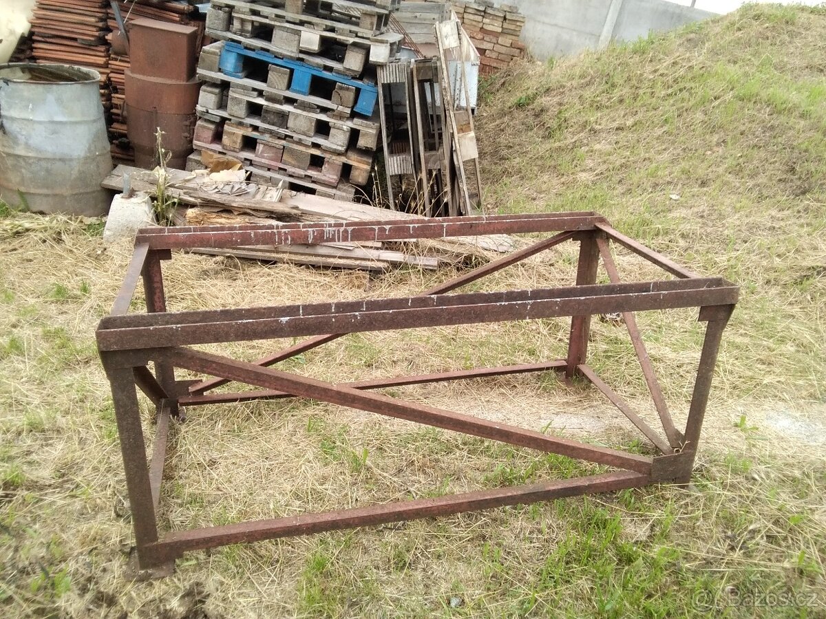 Kovovy podstavec - 3