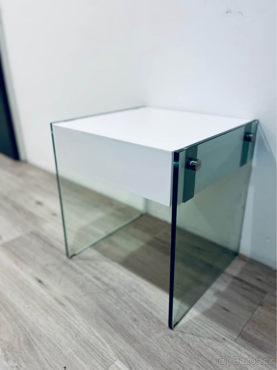 Designový skleněný stolek Hanák – bílý lak & čiré sklo Nový - 3