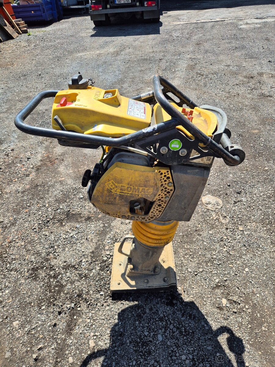 Prodám vibrační pěch zn.bomag bt65. - 3