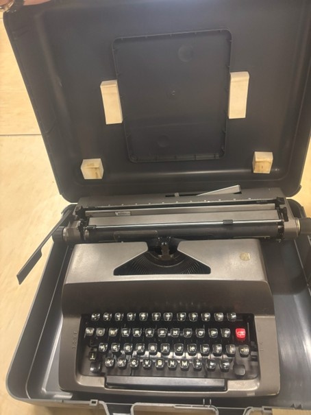 PSACÍ STROJ S KUFŘÍKEM - 3