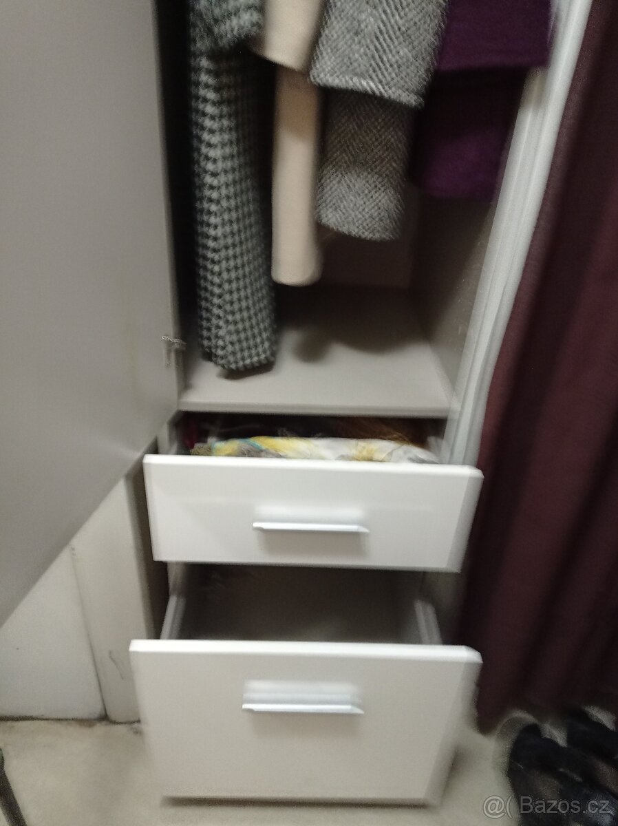 Bílá šatní skříň - 3